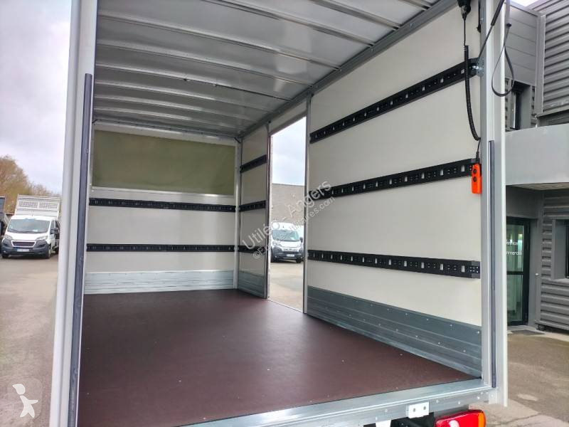 Véhicule utilitaire Nissan