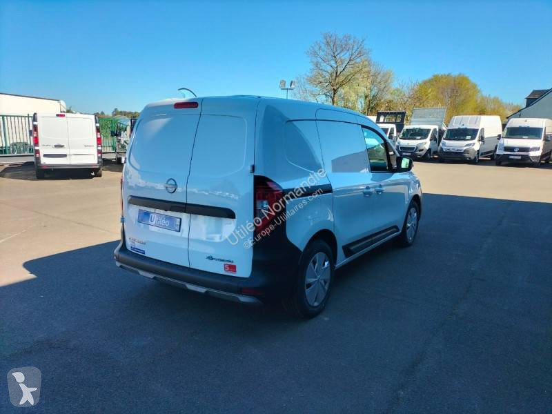 Véhicule utilitaire Nissan