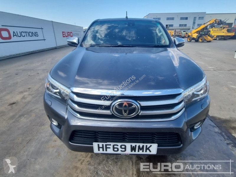 Véhicule utilitaire Toyota Hilux Invincible X