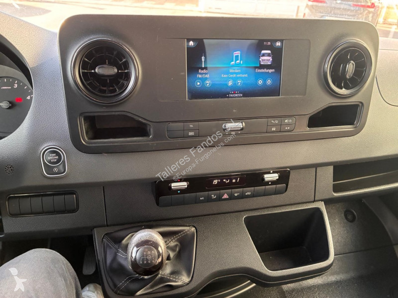 عربة نفعية Mercedes 514 20m3 con puertas traseras