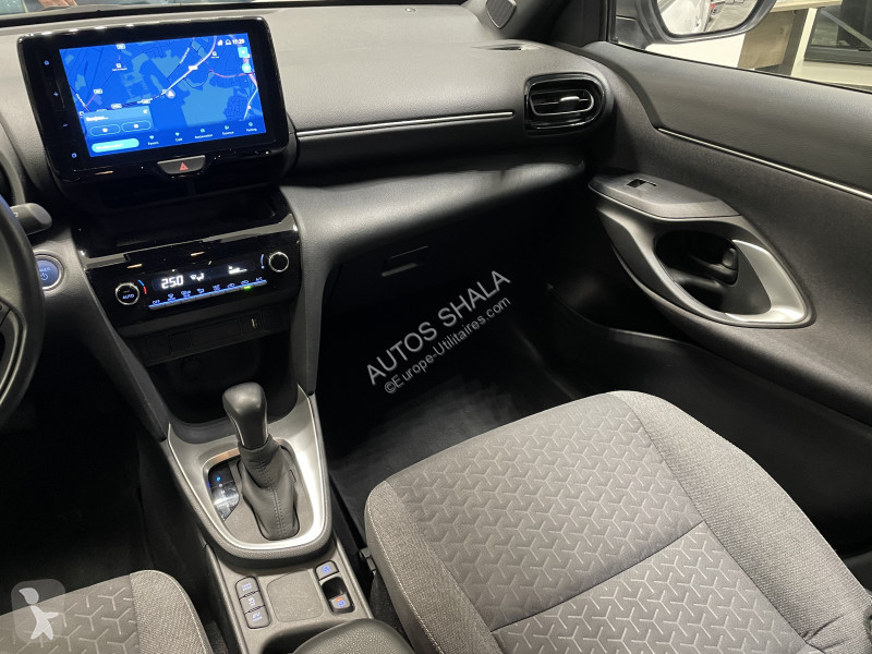 Samochód dostawczy Toyota YARIS CROSS 116H...
