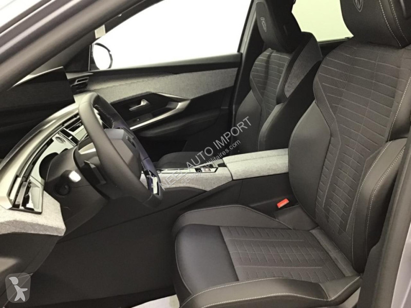 Véhicule utilitaire Peugeot 5008 1.2i Hybrid...