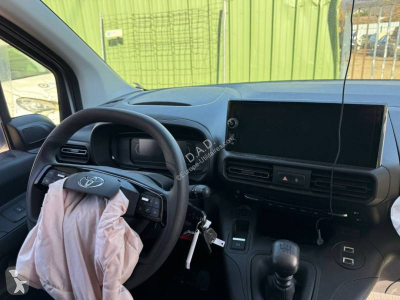 عربة نفعية Toyota