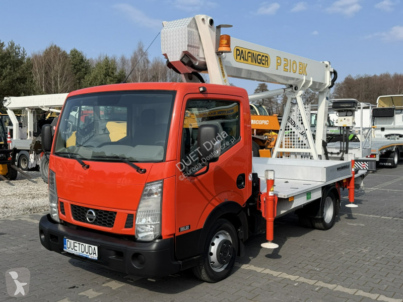 عربة نفعية Nissan