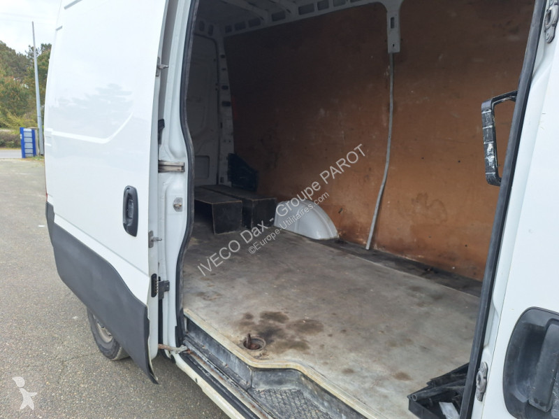 Véhicule utilitaire Iveco 35S14H V12