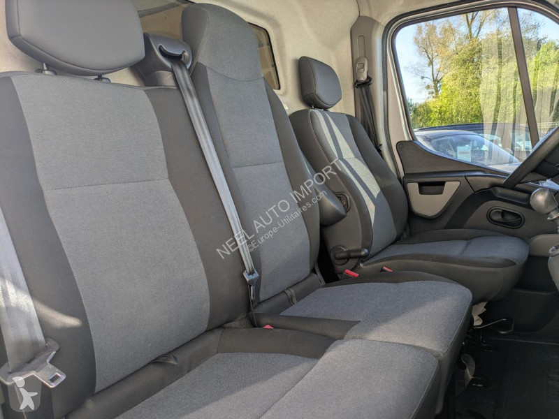 Véhicule utilitaire Renault MASTER III L2H2 2.3...