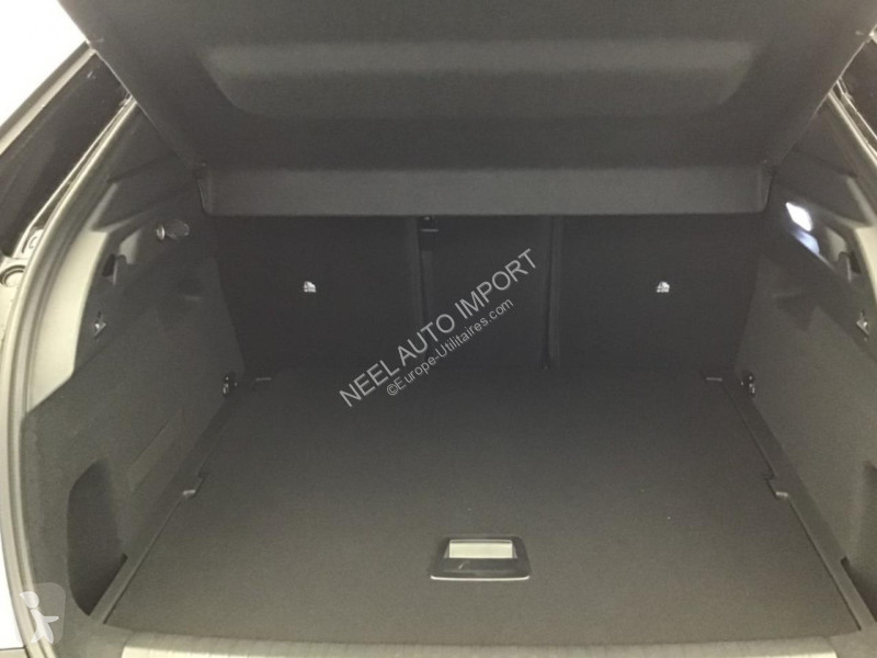 Véhicule utilitaire Peugeot 3008 III 1.2i...