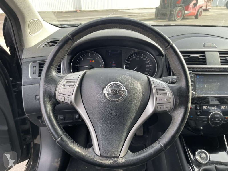 عربة نفعية Nissan
