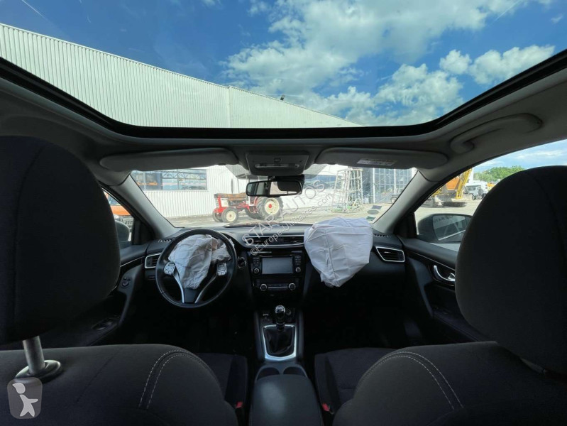 عربة نفعية Nissan