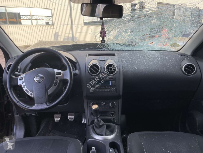 عربة نفعية Nissan