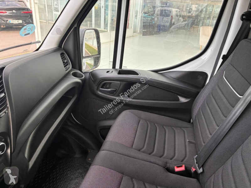 Furgoneta Iveco  35C16 20m3 con puertas traseras