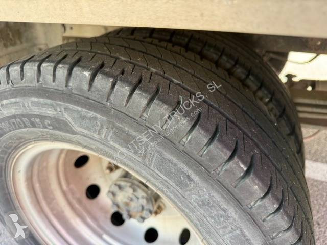 عربة نفعية Nissan