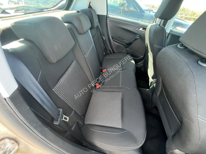 عربة نفعية Peugeot 1.2i PureTech 82 / DV477