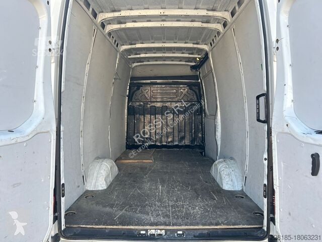 Véhicule utilitaire Iveco V - daily 35 S14 A8 V...
