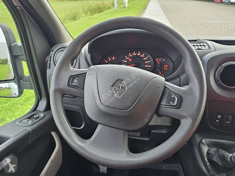 Лекотоварен автомобил Renault 2.3