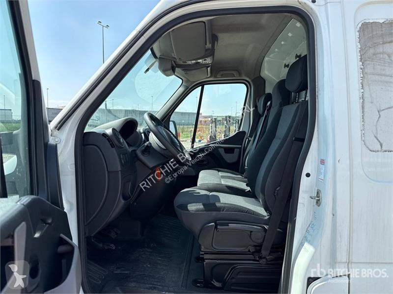 Комерційні автомобілі Renault 125DCI Cargo Van