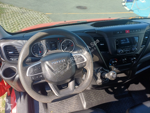 Лекотоварен автомобил Iveco DAILY 35C12 6+1
