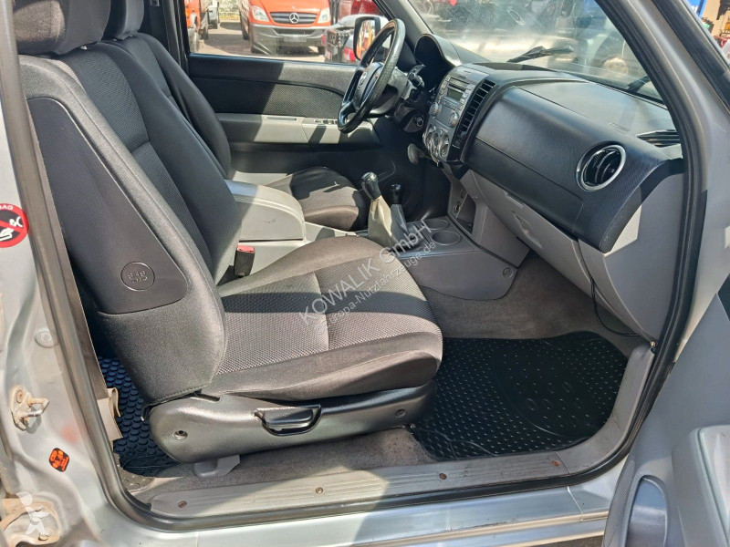 Furgoneta Mazda mit Rundumleuchten