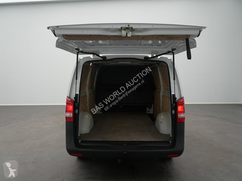 Véhicule utilitaire Mercedes 116