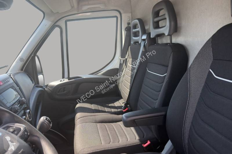 Véhicule utilitaire Iveco 35S14V12