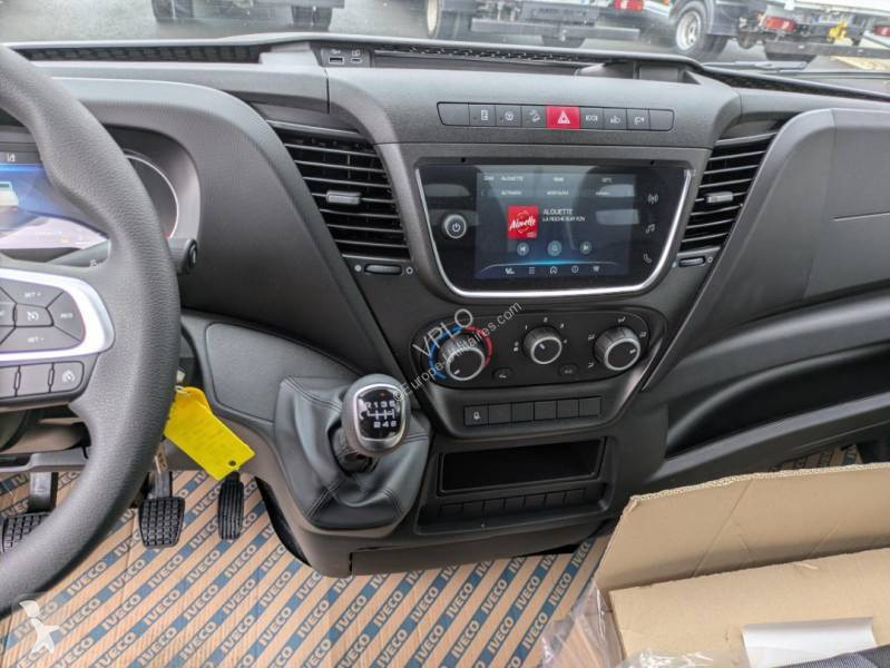 Véhicule utilitaire Iveco 35C18H