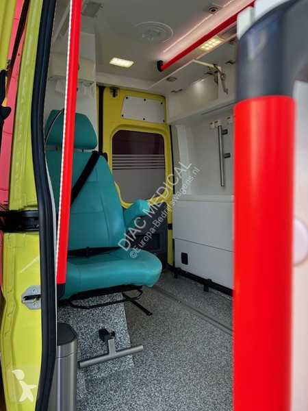 Véhicule utilitaire Mercedes L2H2 Ambulance...