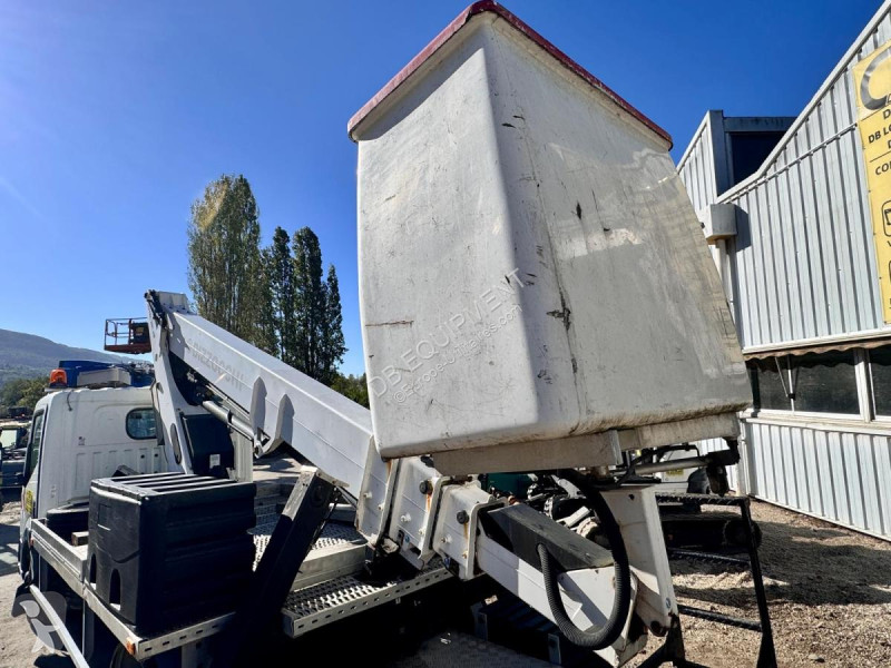 Véhicule utilitaire Nissan Camion nacelle 20m...