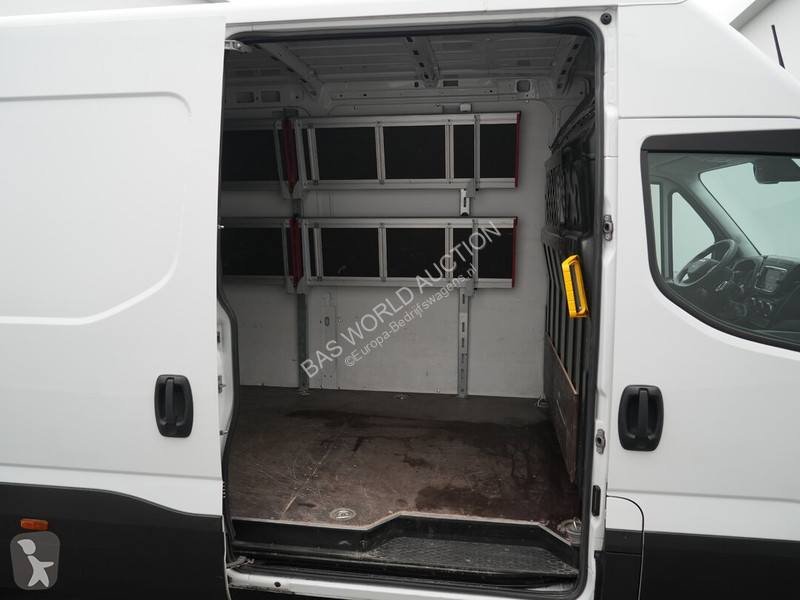 Véhicule utilitaire Iveco 35S16