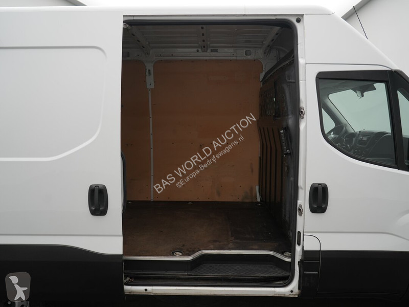 Véhicule utilitaire Iveco 35S21