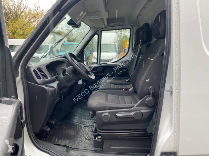 Véhicule utilitaire Iveco 35S14H V12
