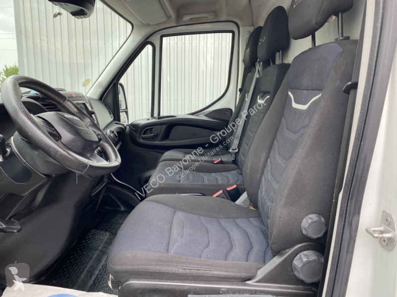 Véhicule utilitaire Iveco 35S14 V12