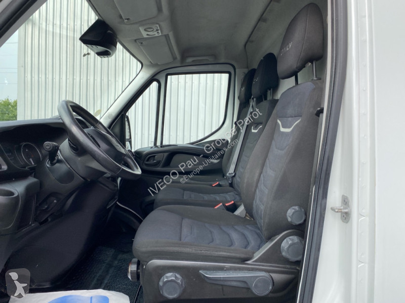 Véhicule utilitaire Iveco 35S14H V12