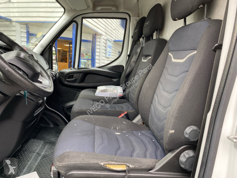 Véhicule utilitaire Iveco 35S14 V12