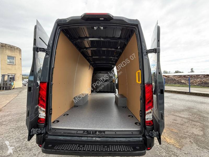 Iveco 35S21 van