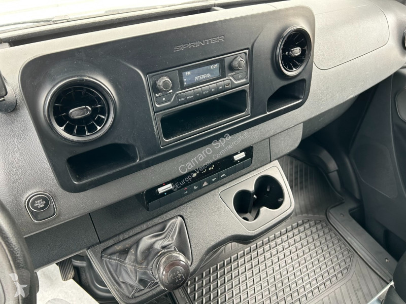 Autoutilitară Mercedes III 214 FWD
