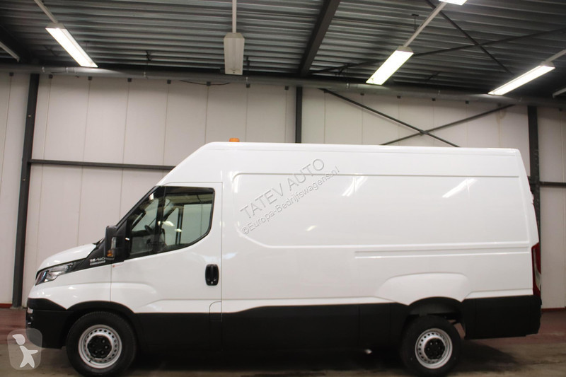 Autoutilitară Iveco 35S14V 2.3 352 L2H2 Iveco...