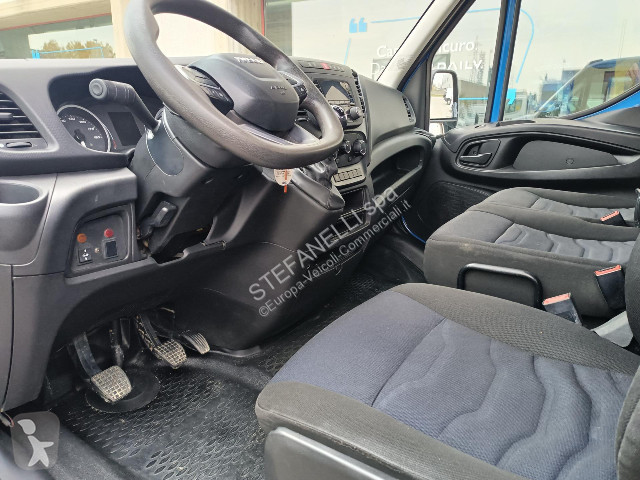 Véhicule utilitaire Iveco DAILY 35C14H D...