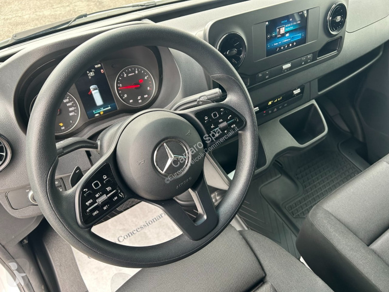 Autoutilitară Mercedes III
