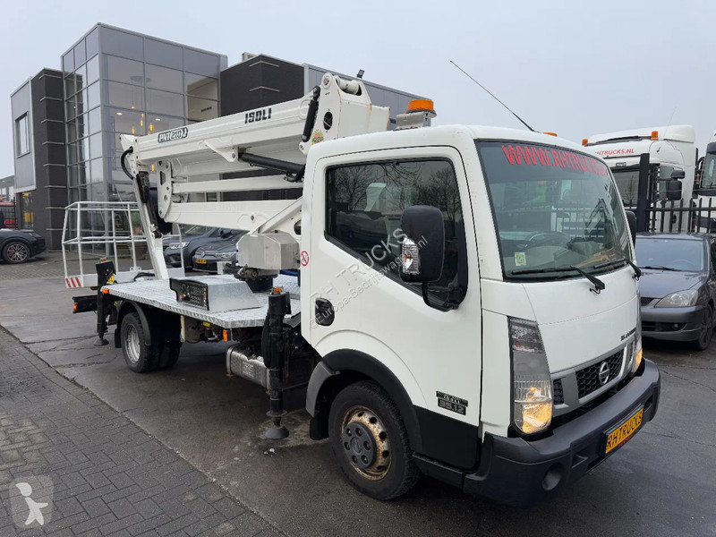 Véhicule utilitaire Nissan 35.12 + ISOLI 21...