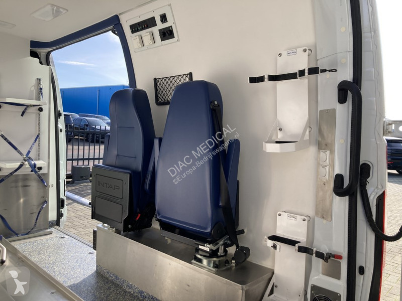 Furgoneta Renault T33 2.3 dCi L2H2 Ambulance...