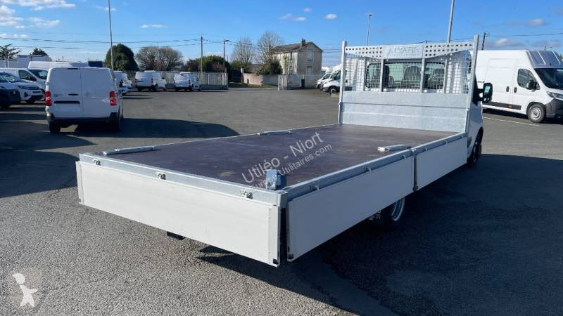 Véhicule utilitaire Nissan