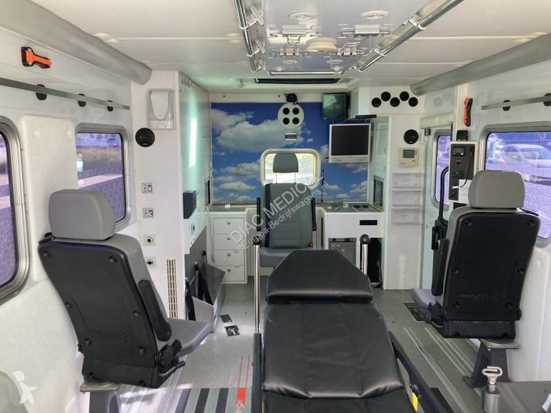Véhicule utilitaire Mercedes Ambulance...