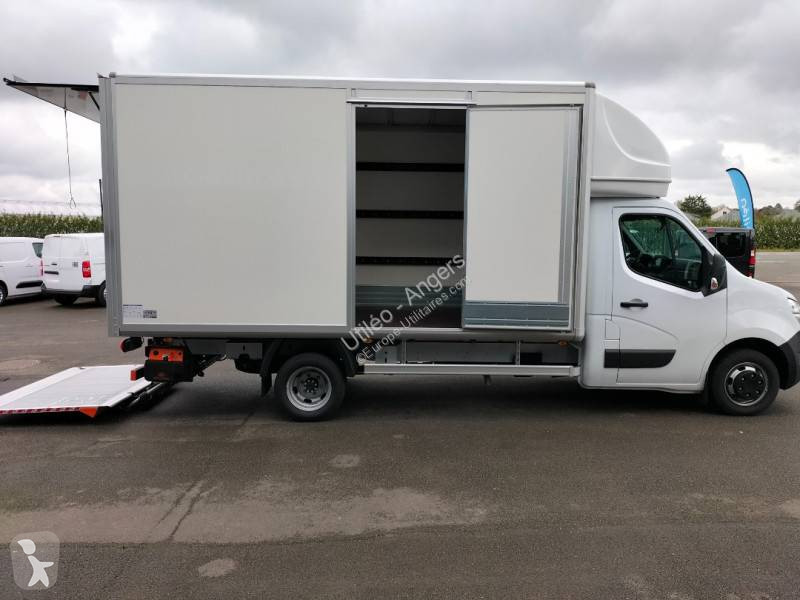 Véhicule utilitaire Nissan