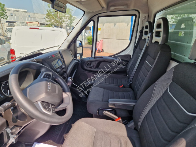 Veicolo commerciale Iveco DAILY 35C14H BOX +...