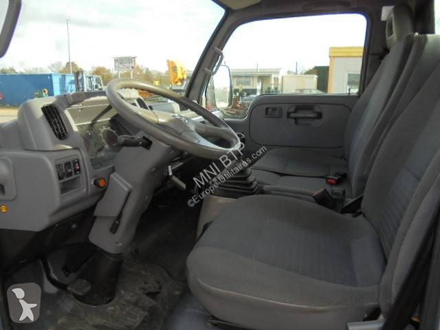 Véhicule utilitaire Nissan