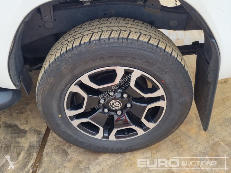 Véhicule utilitaire Toyota Hilux Invincible