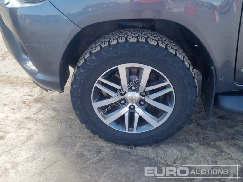 Véhicule utilitaire Toyota Hilux Invincible X