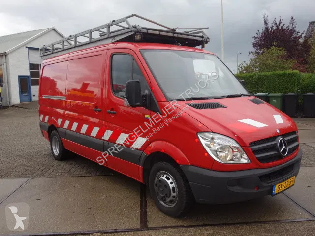Véhicule utilitaire Mercedes met hogedrukspuit...