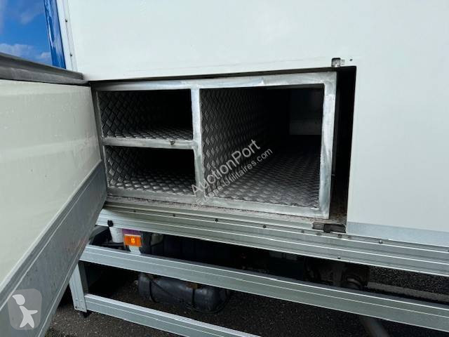 Véhicule utilitaire Volvo 280