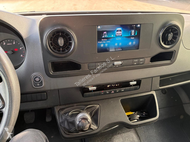 عربة نفعية Mercedes 514 20m3 con puertas traseras